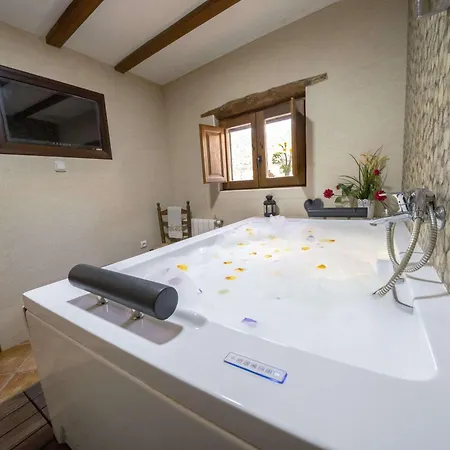 Holiday home Romantic House For 2 Or 4 People With Jacuzzi