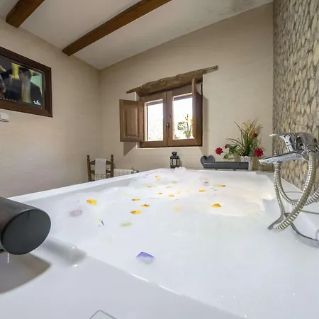 Romantic House For 2 Or 4 People With Jacuzzi Laroya