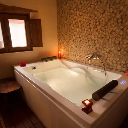 Romantic House For 2 Or 4 People With Jacuzzi Laroya