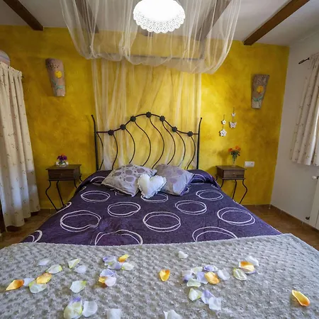 Romantic House For 2 Or 4 People With Jacuzzi Holiday home